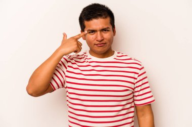 Beyaz arka planda izole edilmiş genç İspanyol bir adam şakağı parmağıyla işaret ediyor, düşünüyor ve bir göreve odaklanıyor..