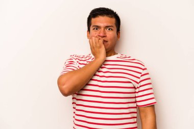 Beyaz arka planda izole edilmiş, tırnak yiyen, gergin ve endişeli genç bir adam..