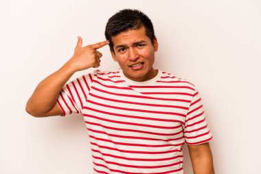 Beyaz arka planda izole edilmiş genç İspanyol adam işaret parmağıyla bir hayal kırıklığı gösteriyor..