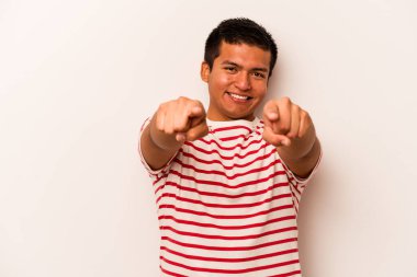 Beyaz arka planda izole edilmiş genç İspanyol adam. Önü gösteren neşeli gülümsemeler..