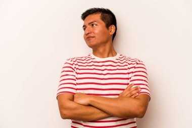 Beyaz arka planda izole edilmiş genç İspanyol adam hedeflere ve amaçlara ulaşma hayali kuruyor.