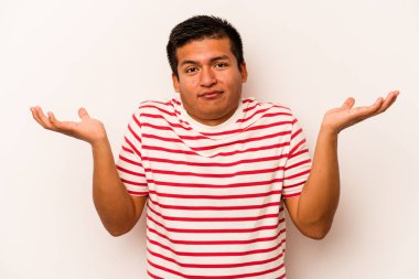 Beyaz arka planda izole edilmiş genç bir İspanyol şüpheli ve sorgulama sırasında omuz silkiyor..