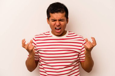 Beyaz arka planda izole edilmiş genç bir İspanyol öfkeyle bağırıyor..