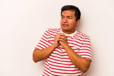 Beyaz arka planda izole edilmiş genç İspanyol adam korkmuş ve korkmuş..