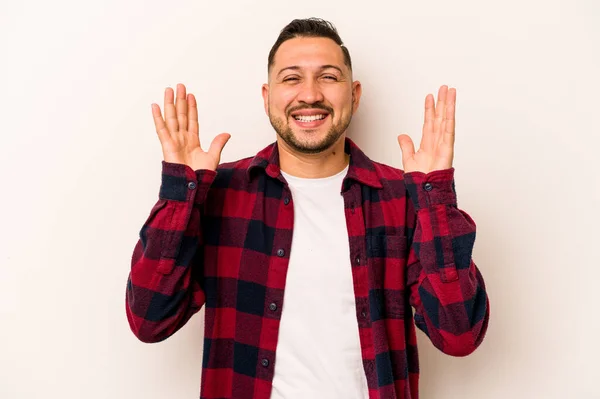 Jonge Latino Man Geïsoleerd Witte Achtergrond Lacht Luid Houden Hand — Stockfoto