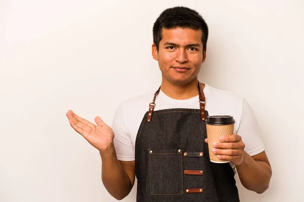 Restaurant Hispanische Kellner Hält Einen Kaffee Zum Mitnehmen Isoliert Auf — Stockfoto