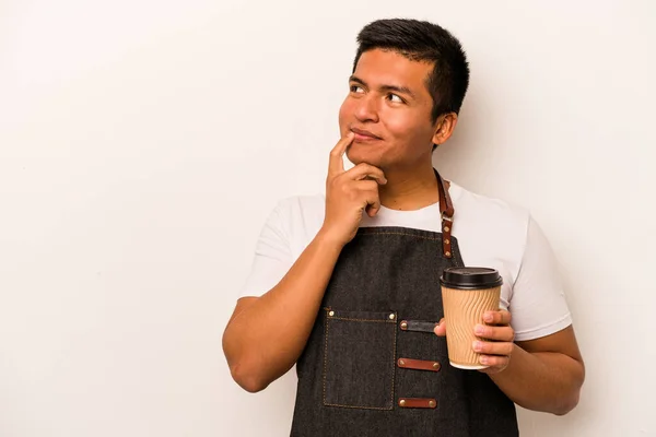 Der Hispanische Restaurantkellner Hält Einen Kaffee Zum Mitnehmen Auf Weißem — Stockfoto