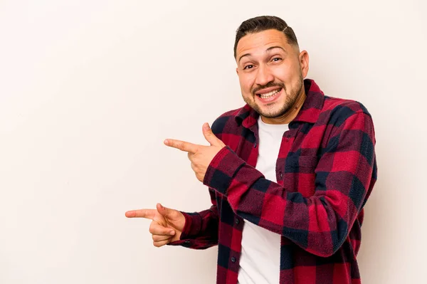 Jonge Latino Man Geïsoleerd Witte Achtergrond Opgewonden Wijzend Met Wijsvingers — Stockfoto