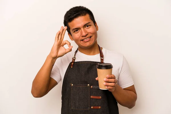 Restaurant Hispanische Kellner Hält Einen Kaffee Zum Mitnehmen Isoliert Auf — Stockfoto