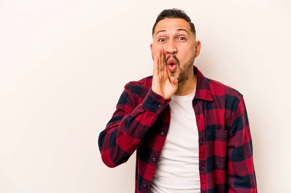 Junger Hispanischer Mann Isoliert Auf Weißem Hintergrund Sagt Eine Geheime — Stockfoto