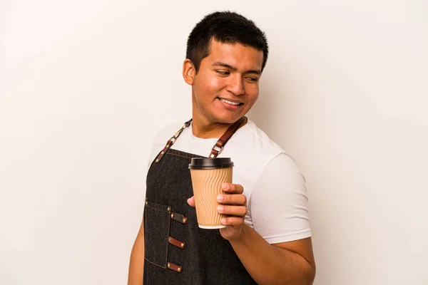 Restaurace Hispánský Číšník Drží Odnést Kávu Izolované Bílém Pozadí Vypadá — Stock fotografie