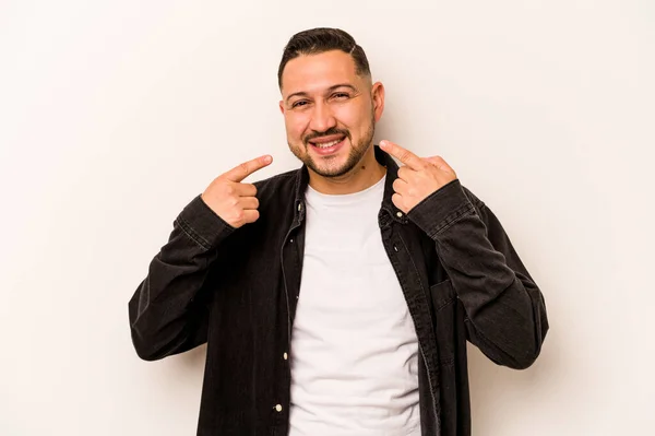 Mladý Hispánec Izolovaný Bílém Pozadí Usmívá Ukazuje Prsty Ústa — Stock fotografie