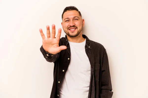 Mladý Hispánec Muž Izolovaný Bílém Pozadí Úsměvem Veselý Ukazující Číslo — Stock fotografie