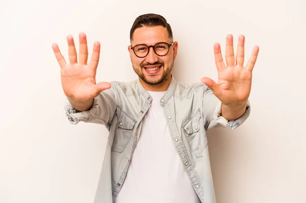 Mladý Hispánec Muž Izolované Bílém Pozadí Ukazující Číslo Deset Rukama — Stock fotografie