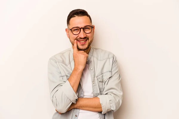 Mladý Hispánec Izolovaný Bílém Pozadí Usmívá Šťastný Sebejistý Dotýká Bradu — Stock fotografie