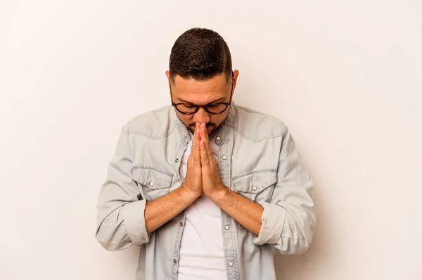Νεαρός Ισπανός Απομονωμένος Λευκό Φόντο Προσευχόμενος Δείχνοντας Αφοσίωση Θρησκευόμενος Άνθρωπος — Φωτογραφία Αρχείου