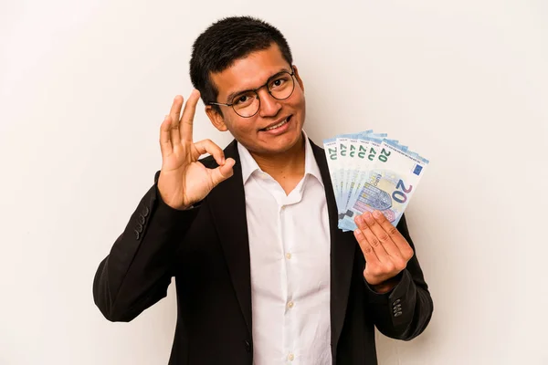 Junge Hispanische Geschäftsmann Mit Banknoten Isoliert Auf Weißem Hintergrund Fröhlich — Stockfoto