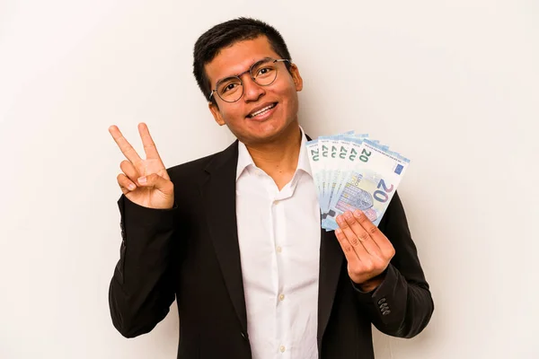 Молодой Латиноамериканец Банкнотами Белом Фоне Радостно Беззаботно Показывает Символ Мира — стоковое фото