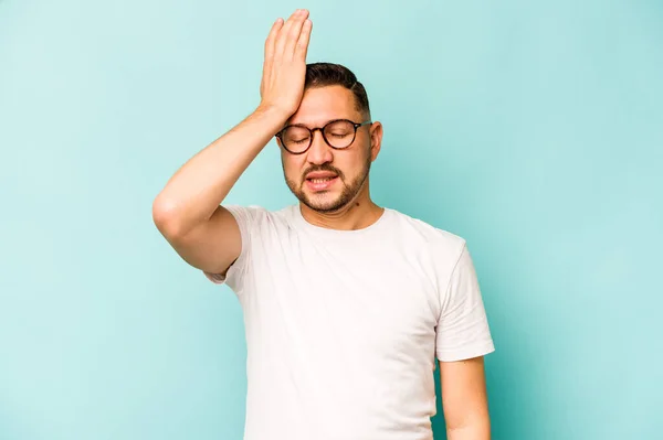 Young Hispanic Man Isolated Blue Background Forgetting Something Slapping Forehead — Stock Photo, Image
