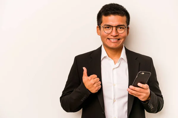 Unga Företag Hispanic Man Håller Mobiltelefon Isolerad Vit Bakgrund Ler — Stockfoto