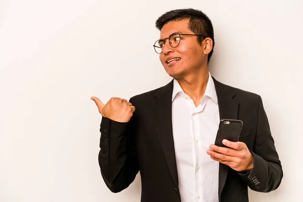 親指の指で白い背景点に隔離された携帯電話を持っている若いビジネスのヒスパニック男離れて 笑いと屈託のない — ストック写真