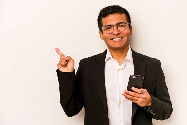 Молодой Бизнесмен Латиноамериканец Держит Мобильный Телефон Изолированным Белом Фоне Улыбаясь — стоковое фото