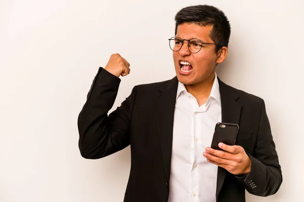 Młody Biznes Hiszpan Trzyma Telefon Komórkowy Odizolowany Białym Tle Podnosząc — Zdjęcie stockowe