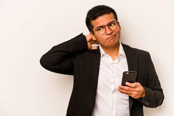 Mladý Byznys Hispánec Drží Mobilní Telefon Izolované Bílém Pozadí Dotýká — Stock fotografie