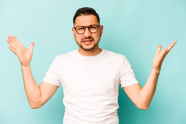 Joven Hispano Aislado Sobre Fondo Azul Gritando Cielo Mirando Hacia — Foto de Stock