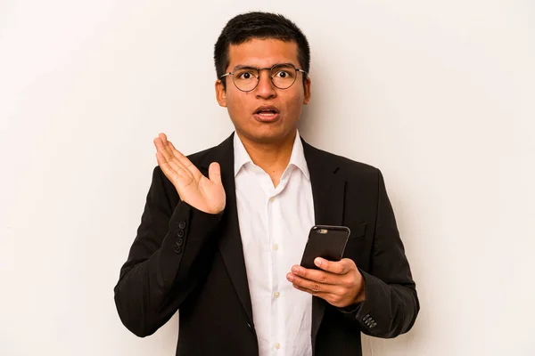 Jonge Bedrijf Spaanse Man Houdt Mobiele Telefoon Geïsoleerd Witte Achtergrond — Stockfoto