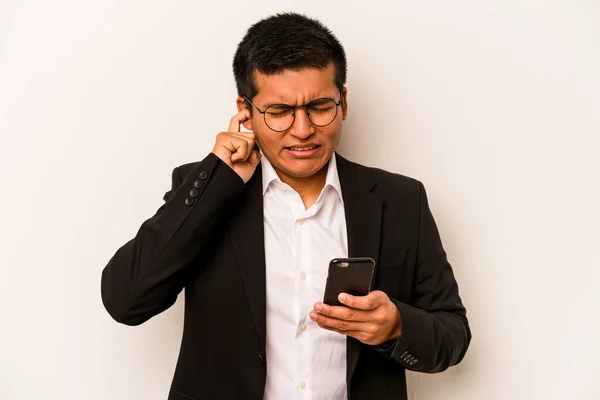 Młody Biznes Latynoski Człowiek Trzyma Telefon Komórkowy Odizolowany Białym Tle — Zdjęcie stockowe