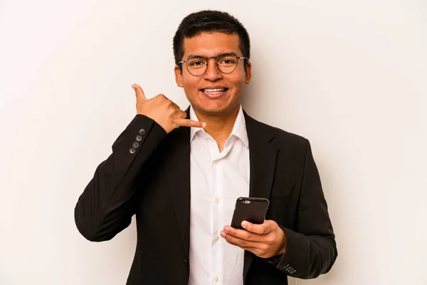 Mladý Byznys Hispánec Drží Mobilní Telefon Izolované Bílém Pozadí Ukazující — Stock fotografie