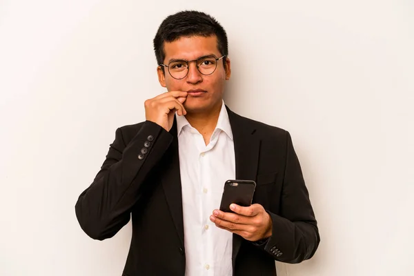Mladý Byznys Hispánec Drží Mobilní Telefon Izolované Bílém Pozadí Prsty — Stock fotografie