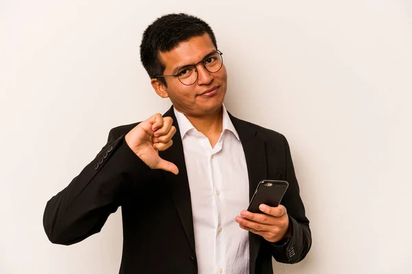 Молодой Бизнесмен Латиноамериканец Держащий Мобильный Телефон Белом Фоне Показывает Неприязненный — стоковое фото