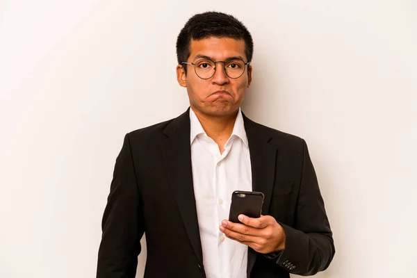 Młody Biznes Latynos Człowiek Trzyma Telefon Komórkowy Odizolowany Białym Tle — Zdjęcie stockowe