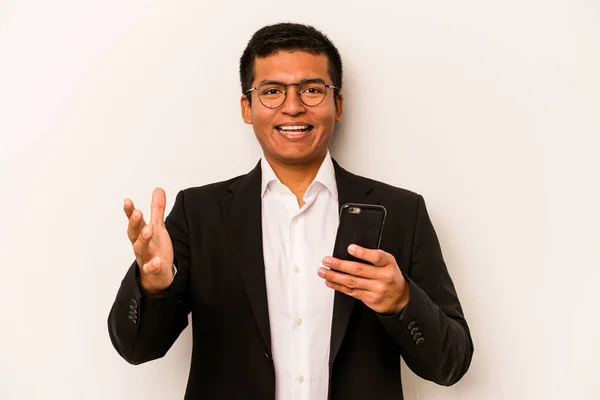 Mladý Byznys Hispánec Drží Mobilní Telefon Izolované Bílém Pozadí Obdrží — Stock fotografie