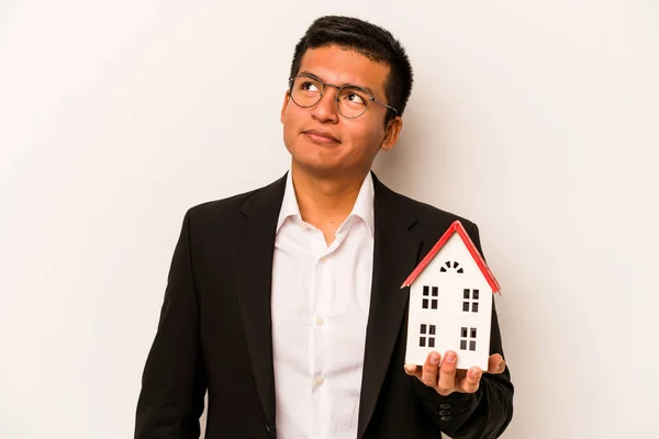 Junger Hispanischer Geschäftsmann Hält Ein Kleines Haus Isoliert Auf Weißem — Stockfoto