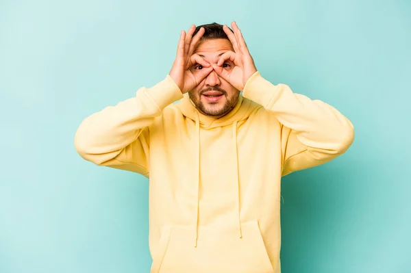 Giovane Uomo Ispanico Isolato Sfondo Blu Mostrando Segno Sopra Gli — Foto Stock