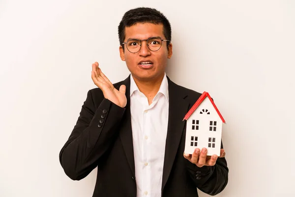 Νεαρός Επιχειρηματίας Ισπανόφωνος Κρατώντας Ένα Μικρό Σπίτι Απομονωμένο Λευκό Φόντο — Φωτογραφία Αρχείου