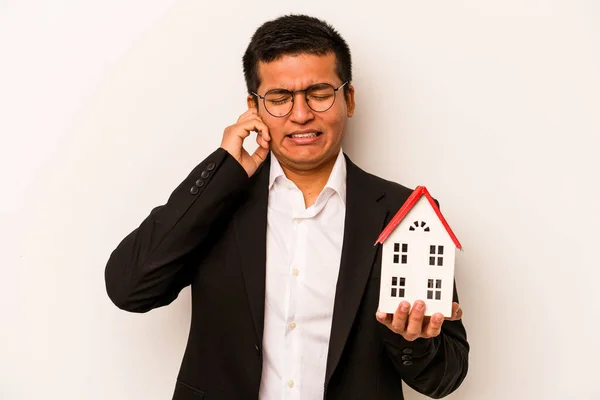 Jonge Zakenman Spaanse Man Houdt Een Klein Huis Geïsoleerd Witte — Stockfoto