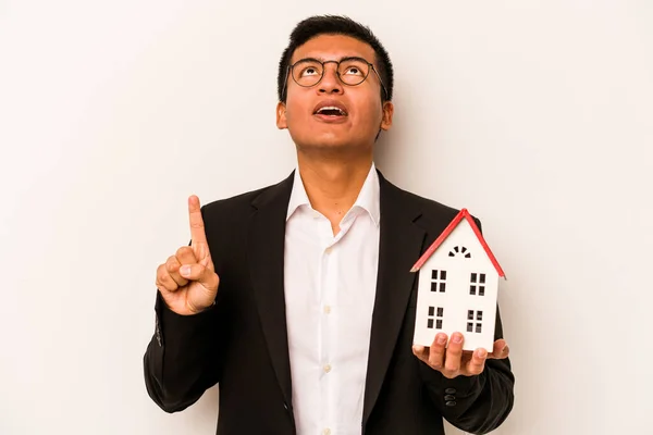 Jovem Homem Hispânico Negócios Segurando Uma Pequena Casa Isolada Fundo — Fotografia de Stock
