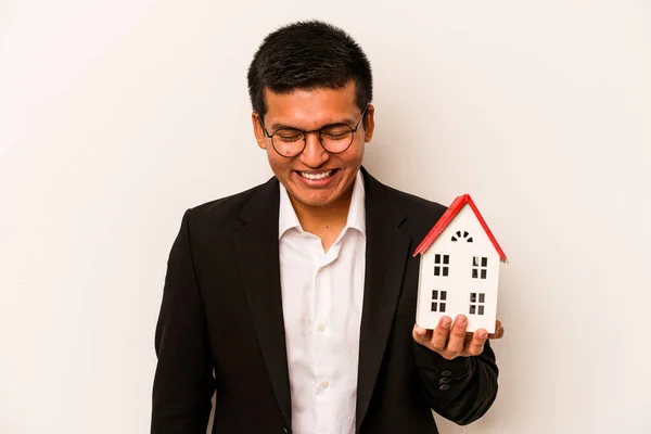 Jovem Homem Hispânico Negócios Segurando Uma Pequena Casa Isolada Fundo — Fotografia de Stock