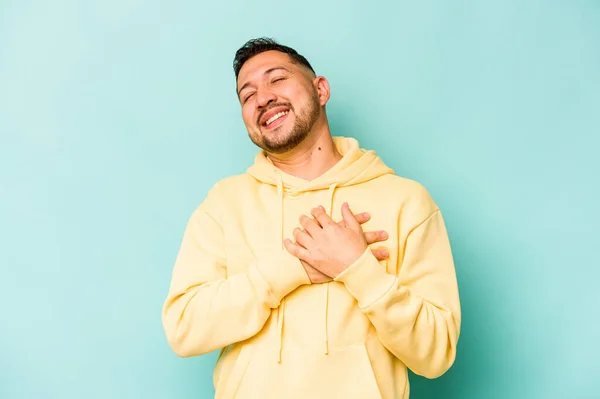 Mladý Hispánec Izolovaný Modrém Pozadí Smějící Ruce Srdci Koncept Štěstí — Stock fotografie
