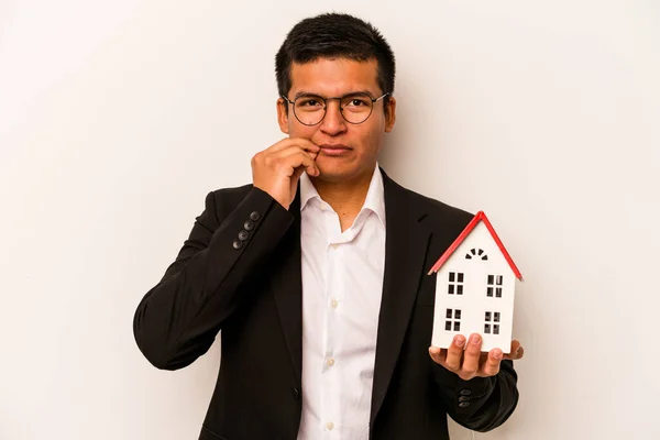 Junge Hispanische Geschäftsmann Hält Ein Kleines Haus Isoliert Auf Weißem — Stockfoto