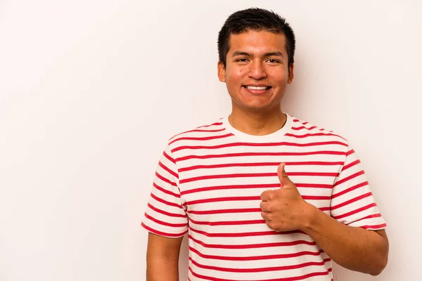 Joven Hispano Aislado Sobre Fondo Blanco Sonriendo Levantando Pulgar —  Fotos de Stock