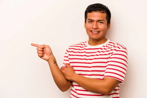 Junger Hispanischer Mann Isoliert Auf Weißem Hintergrund Lächelt Fröhlich Und — Stockfoto