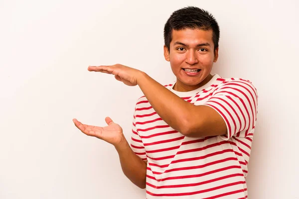 Junge Hispanische Mann Isoliert Auf Weißem Hintergrund Schockiert Und Erstaunt — Stockfoto