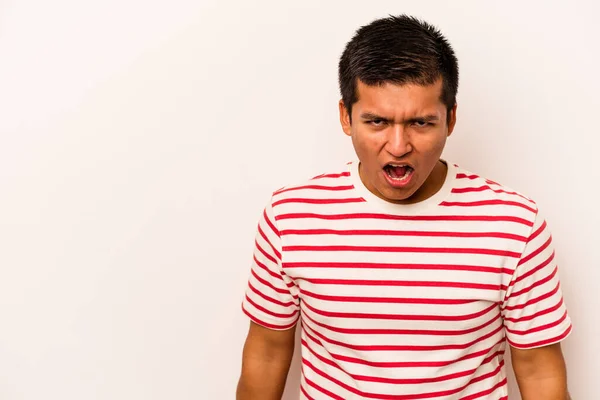 Junger Hispanischer Mann Isoliert Auf Weißem Hintergrund Schreit Sehr Wütend — Stockfoto
