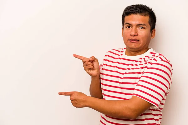Junger Hispanischer Mann Isoliert Auf Weißem Hintergrund Schockiert Mit Zeigefinger — Stockfoto