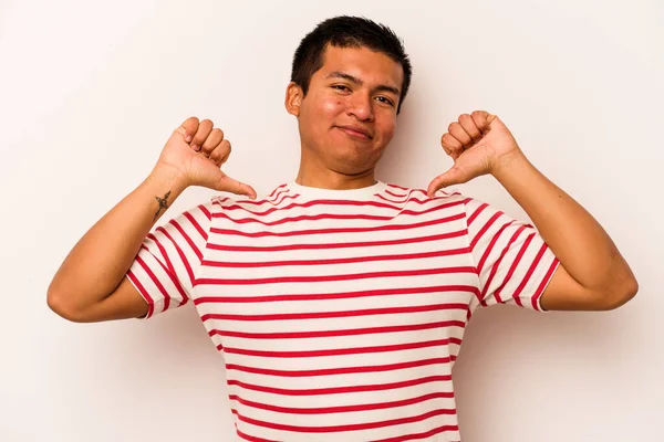 Joven Hombre Hispano Aislado Sobre Fondo Blanco Siente Orgulloso Seguro —  Fotos de Stock